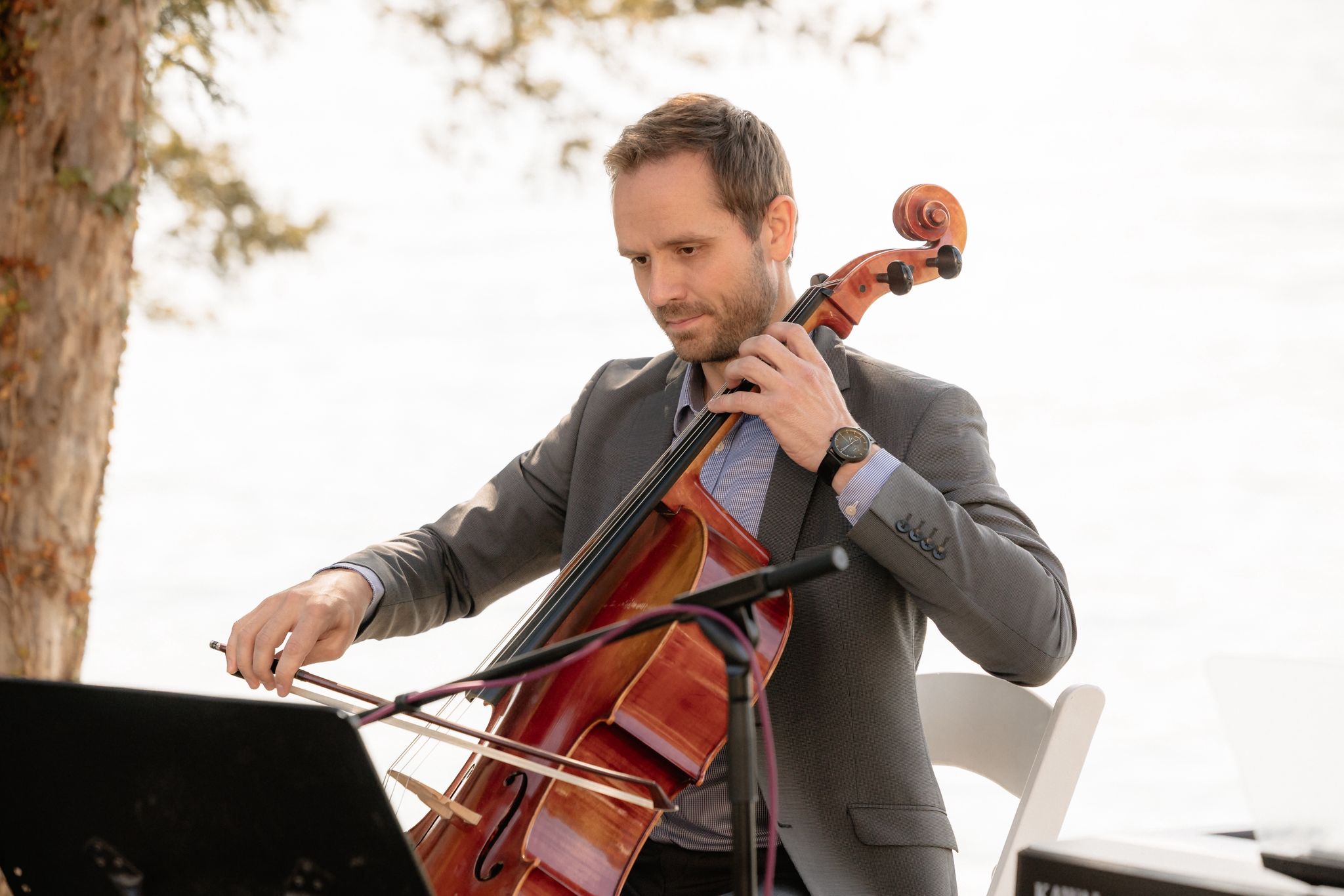 Maik Friesen konzentriert am Cello