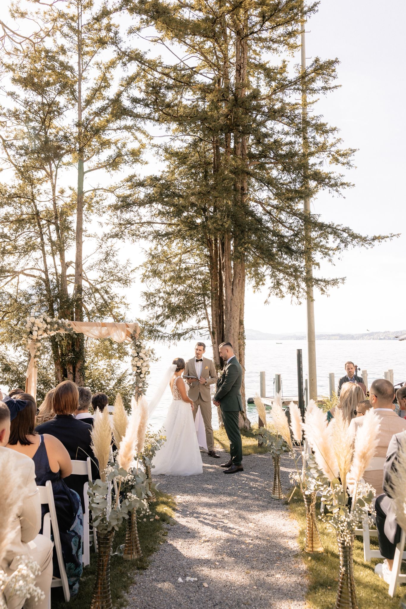 Freie Trauung in einer Allee mit Blick auf das Brautpaar