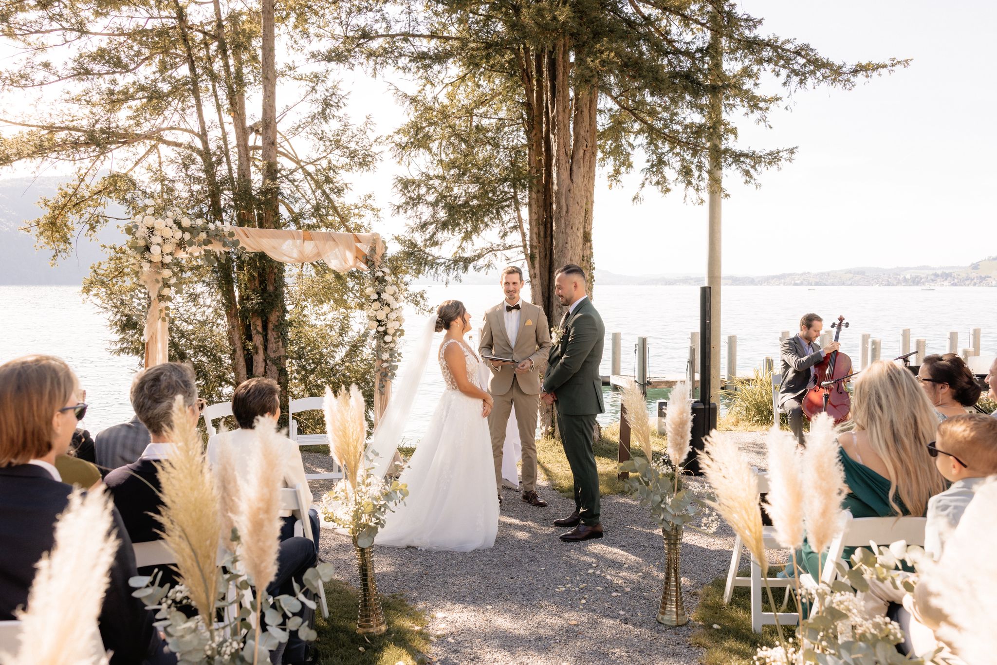 Freie Trauung am See mit Redner, Brautpaar und Gästen