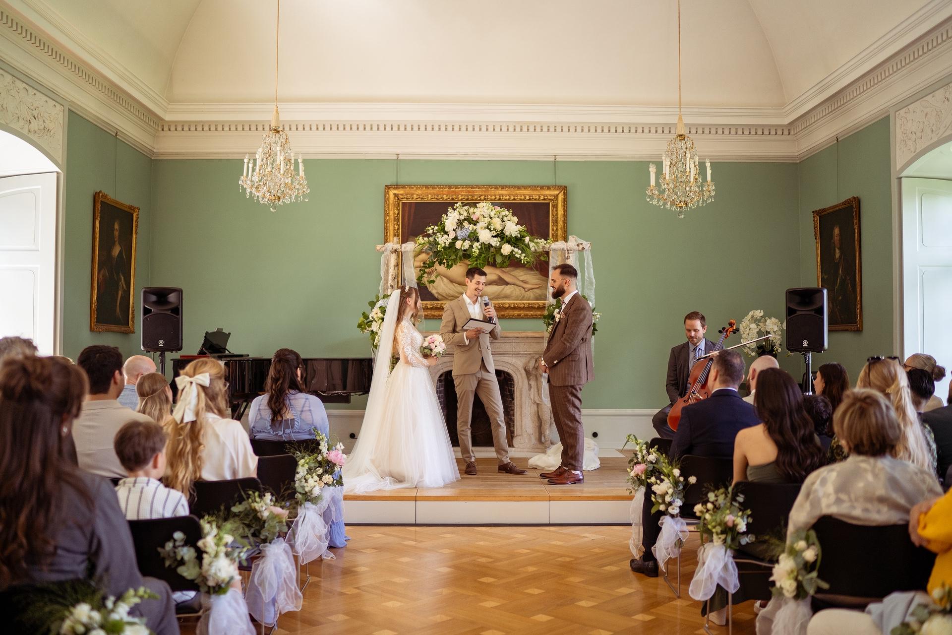 Innenraum einer feierlichen Trauungszeremonie