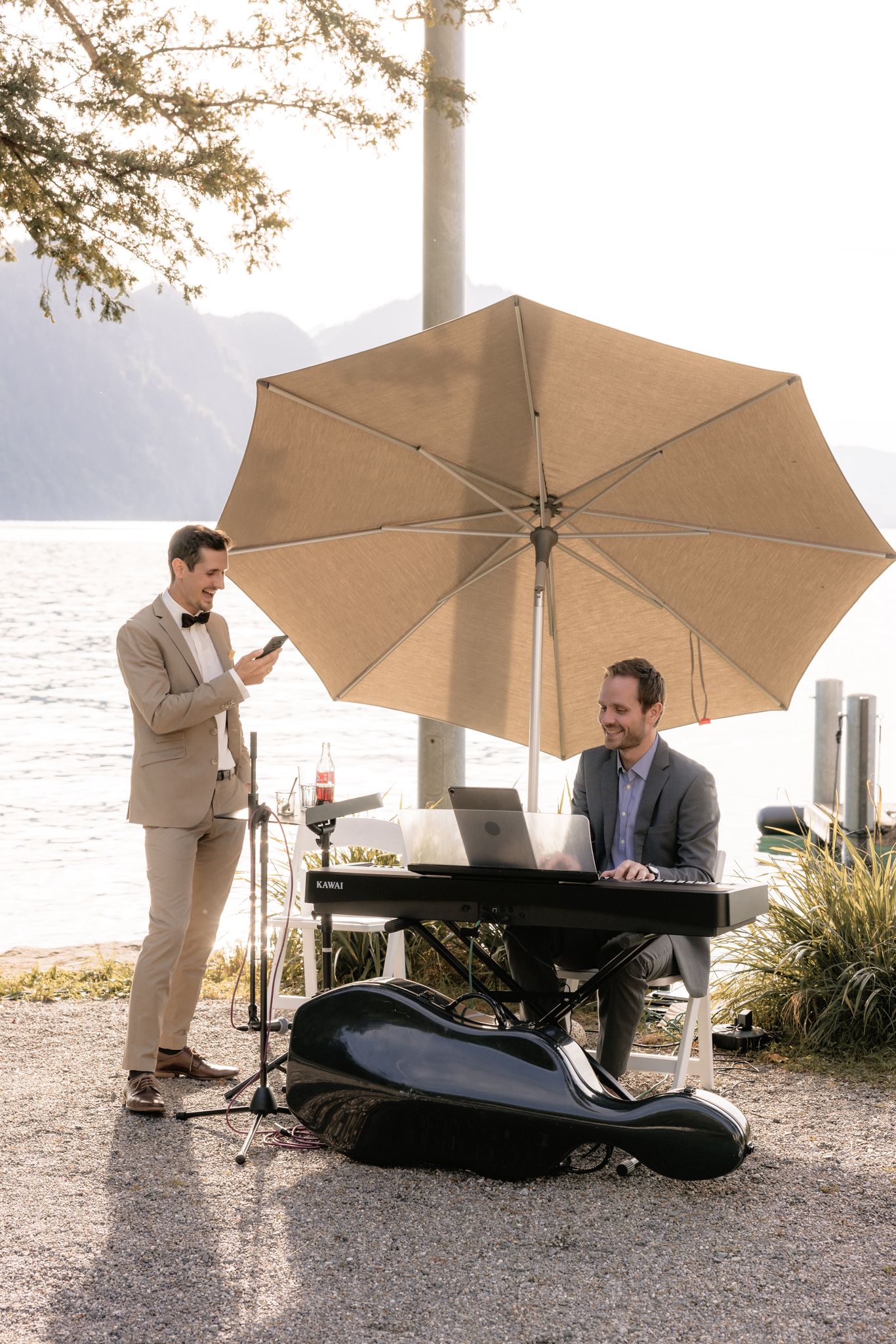 Marco und Maik am Klavier vor dem See