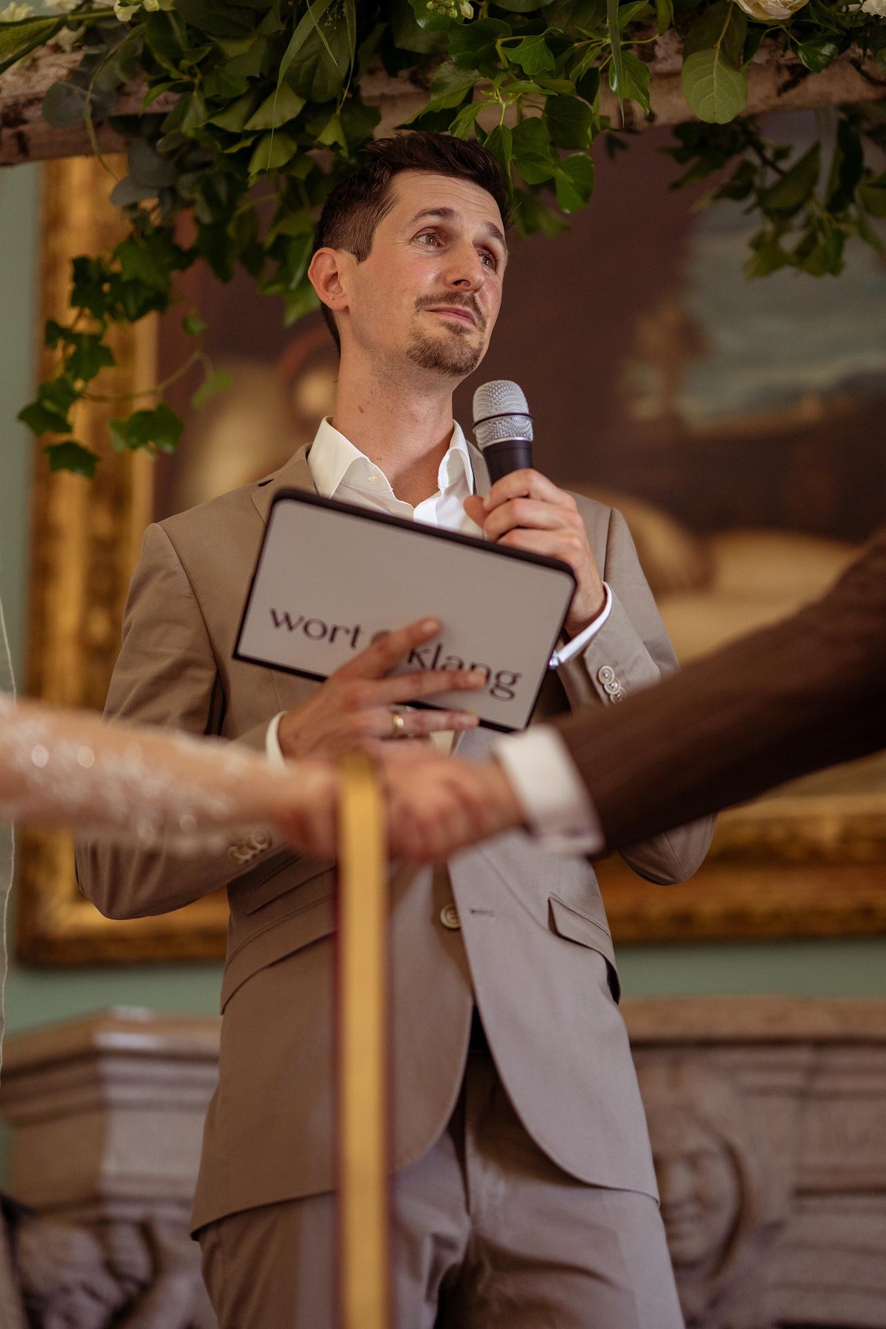 Marco Pavone spricht während der Zeremonie